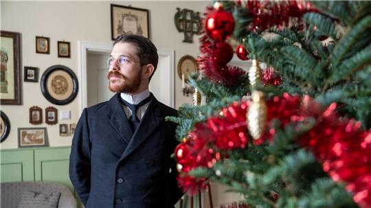 Schon länger hat Valerio Bonanno seine Wohnung  mit Möbeln aus der Kaiserzeit eingerichtet und trägt nur Kleidung von damals - jetzt hat er erstmals auch ein Weihnachtszimmer aus der Epoche um 1900 nachgestellt.