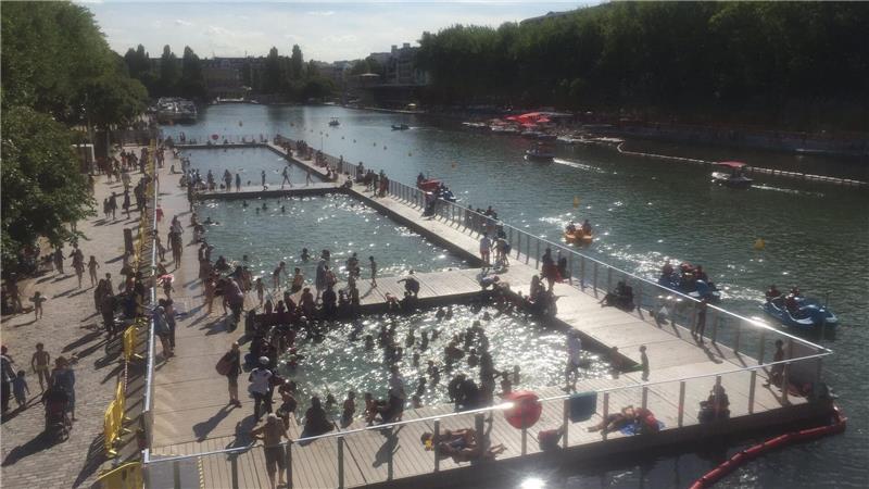 Paris öffnet im Sommer Schwimmbäder in der Seine Schon länger können Badegäste in den ins Wasser gelassenen Schwimmbecken im Kanal Bassin de la Villette in Paris schwimmen. (Archivbild)