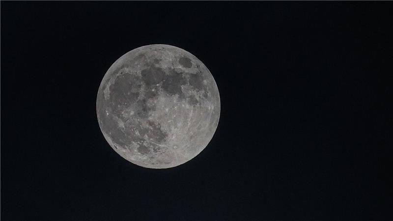 Schon lange haben Wissenschaftler Wasser auf dem Mond vermutet. (Archivbild)