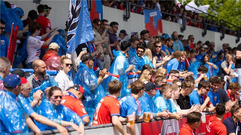 Frust und Enttäuschung bei D/A: Das Pokalfinale in Bildern Schon lange vor dem Anpfiff herrscht auf der Tribüne gute Stimmung.
