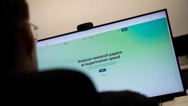 Schon mal was von Elicit gehört? Das Recherche-Assistenz-Tool soll mithilfe von KI-Sprachmodellen die Literaturrecherche vereinfachen.