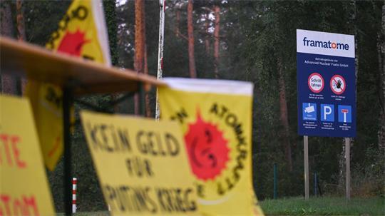 Schon mehrfach haben Aktivisten vor der Anlage in Lingen gegen die Kooperation mit Russland demonstriert. (Archivbild)