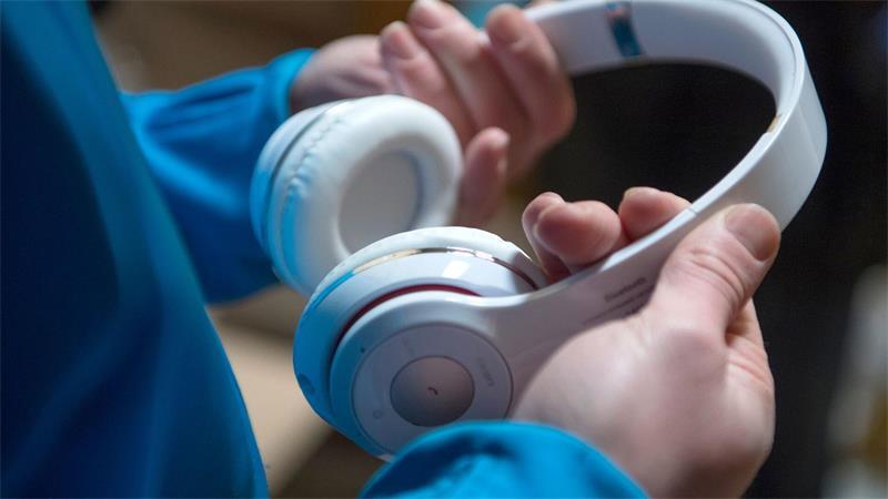 Schon mehrfach zeigten Studien, dass Musikhören das Schmerzempfinden beeinflusst.