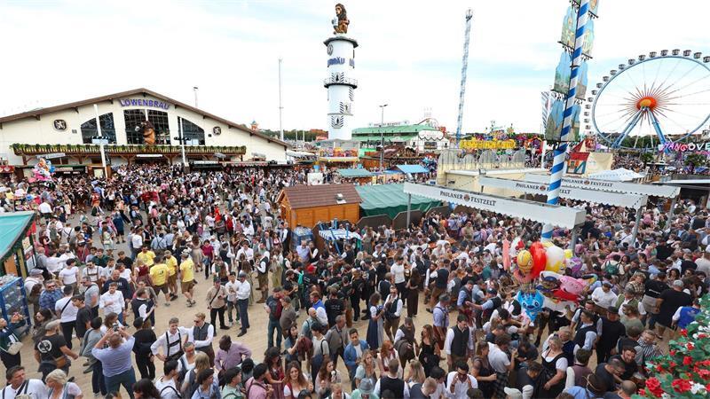 Oktoberfest: Eine Rekord-Wiesn mit 7,4 Millionen Gästen Schon nach einer Woche hatte es mit 3,8 Millionen Besuchern einen Halbzeit-Rekord gegeben.