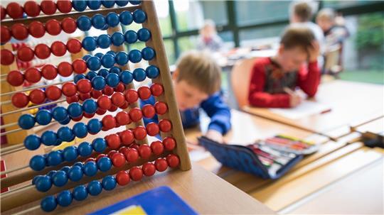 Schon nach vier Monaten schneiden Jungen demnach in Mathe etwas besser ab als Mädchen. (Archivbild)