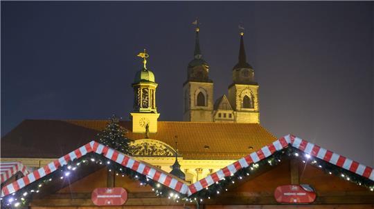 Schon seit Ende Oktober stehen die ersten Buden auf dem Alten Markt vor dem Magdeburger Rathaus.