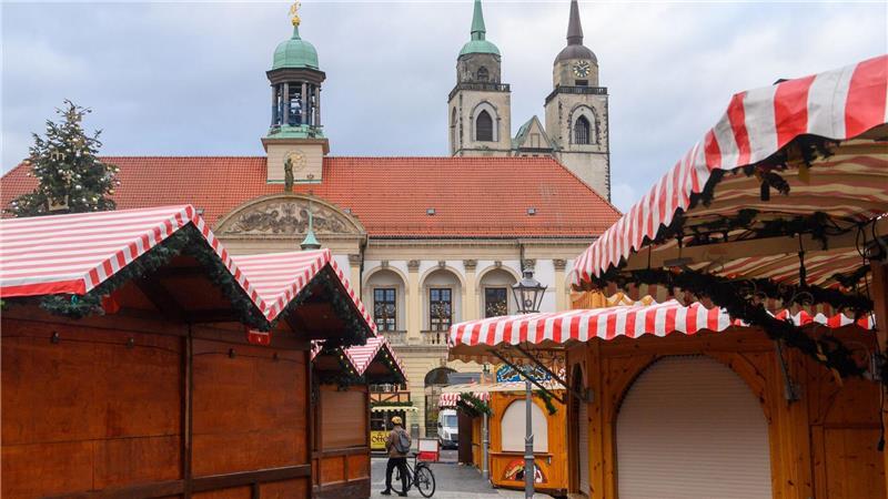 Schon seit Ende Oktober stehen die ersten Weihnachtsbuden in Magdeburg. 