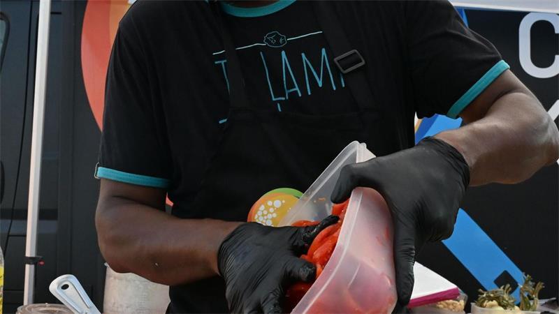 Solidarität in Not: Koch schenkt Feuerwehr warme Mahlzeit Schon seit Tagen kocht Lusinier freiwillig für die Einsatzkräfte.