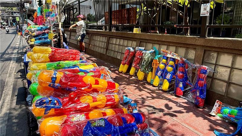 Thailands wildes Wasserfest startet mit Hitzealarm Schon seit Tagen standen landesweit kunterbunte Wasserpistolen zum Verkauf.