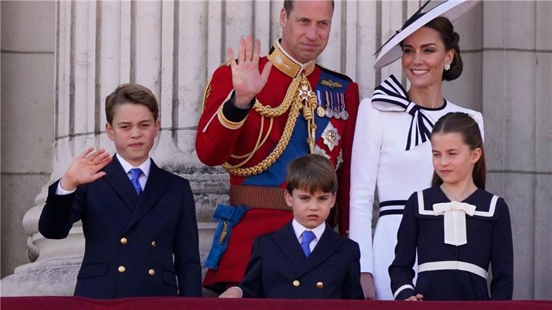 „Alles Gute zum Geburtstag“: Prinz Louis wird gefeiert Schon sieben Jahre alt: Prinz Louis (M.) ist das jüngste Kind von William und Kate. (Archivbild)