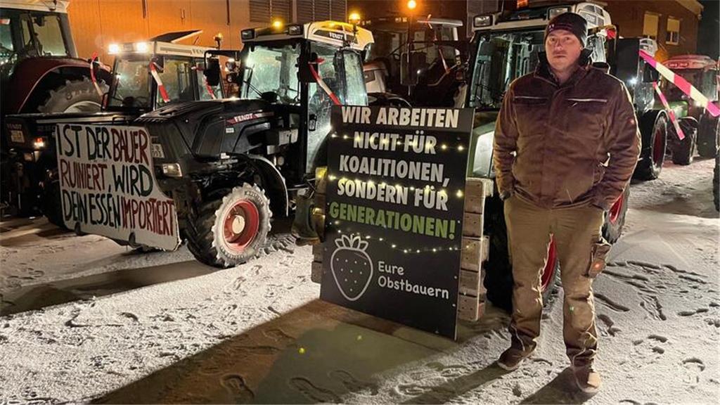 Schon um 4 Uhr trafen die ersten Obstbauern wie Simon Ecks mit ihren Traktoren z...