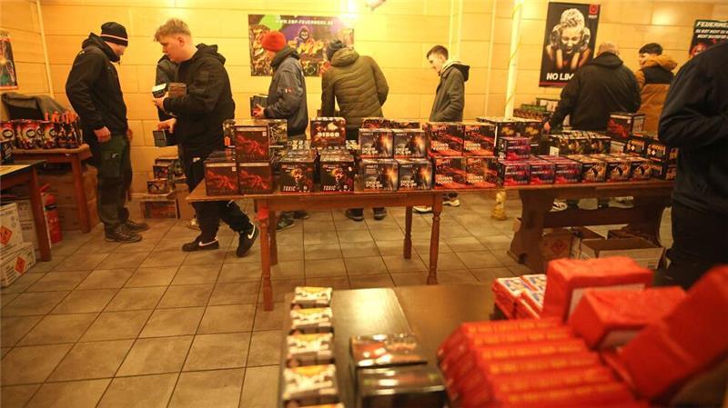 Volle Warentische - Silvestergeschäft angelaufen Schon um Mitternacht öffneten die ersten Händler ihre Türen.