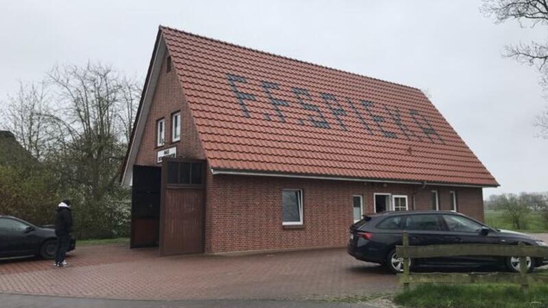 Brand zerstört Einsatzfahrzeuge der Feuerwehr – Schaden immens Schon von weitem lesbar ist der Hinweis „F.F. Spieka“ auf dem Dach.