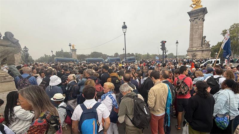 700.000 Menschen bei Papstmesse in Paris Schon vor Beginn des Gottesdienstes gab es lange Schlangen.