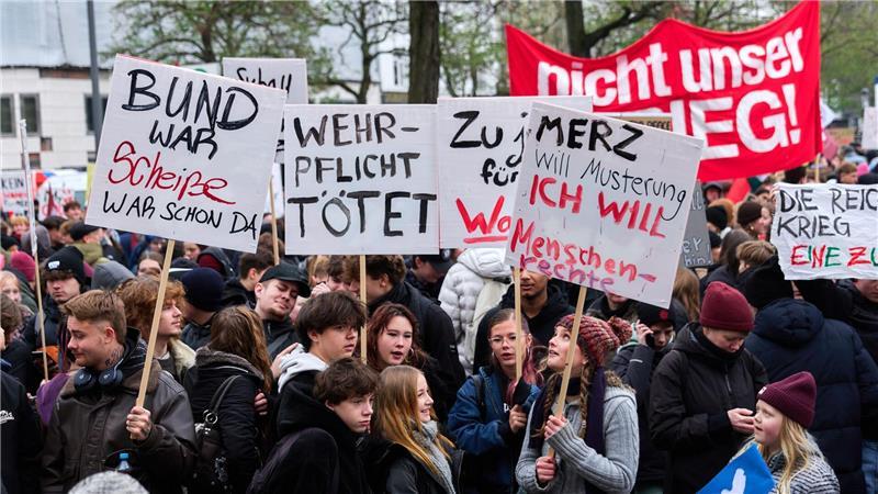Schüler protestieren in Hamburg gegen Wehrpflicht Schon vor dem Schulstreik hatte die Schulbehörde klargestellt, dass eine Teilnahme während des Unterrichts als unentschuldigte Fehlzeit gewertet werde.