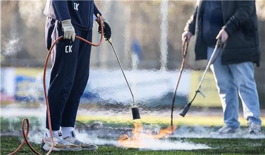 Schon vor dem letzten Heimspiel mussten die Kehdinger den vereisten Platz ordentlich malträtieren.