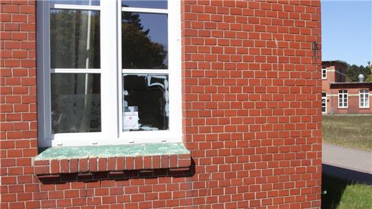 Schon vor der Aufnahme der ersten geflüchteten Menschen wurden im neuen Ankunftszentrum auf dem früheren Klinikgelände Scheiben eingeworfen. Foto: Reese-Winne