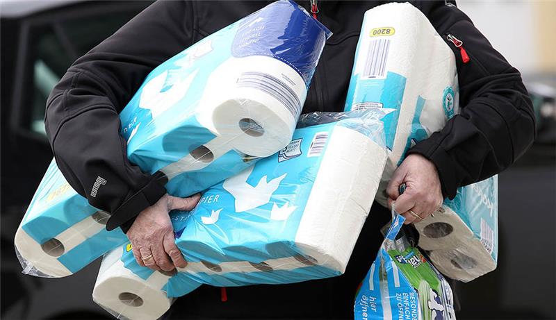 Schon während der Corona-Krise gab es Hamsterkäufe bei Toiletten- und Küchenpapier. Foto: Rene Traut/dpa