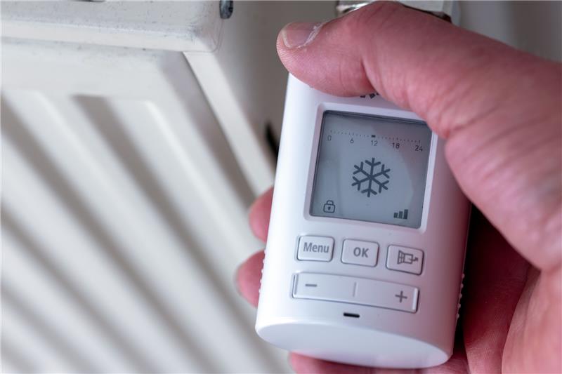 „Gesetzlich verordnetes Frieren“: Wie kalt wird es zu Hause? Schon wenige Grade können viel Gas einsparen. Foto: dpa