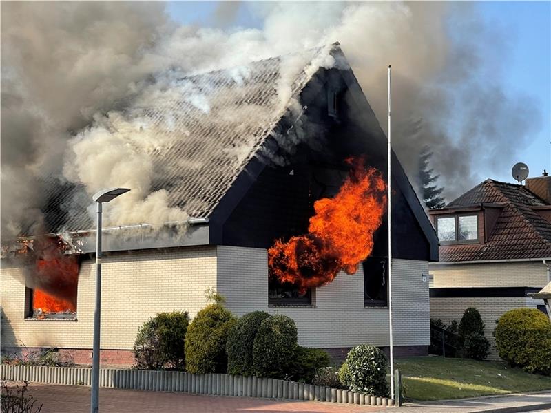 Schon wenige Minuten nach der Alarmierung steht das Einfamilienhaus im Vollbrand. Die Brandursache ist noch unklar, die Ermittlungen dauern laut Polizei Bremervörde noch an. Foto: Schmidt