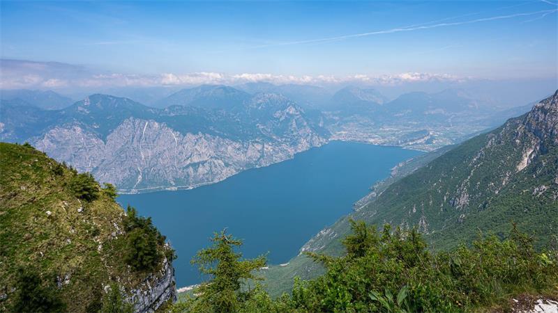 Schon wieder ein tödliches Unglück: Ein deutscher Gleitschirmflieger stirbt am Gardasee. (Archivbild)
