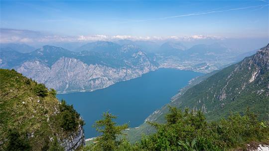 Schon wieder ein tödliches Unglück: Ein deutscher Gleitschirmflieger stirbt am Gardasee. (Archivbild)