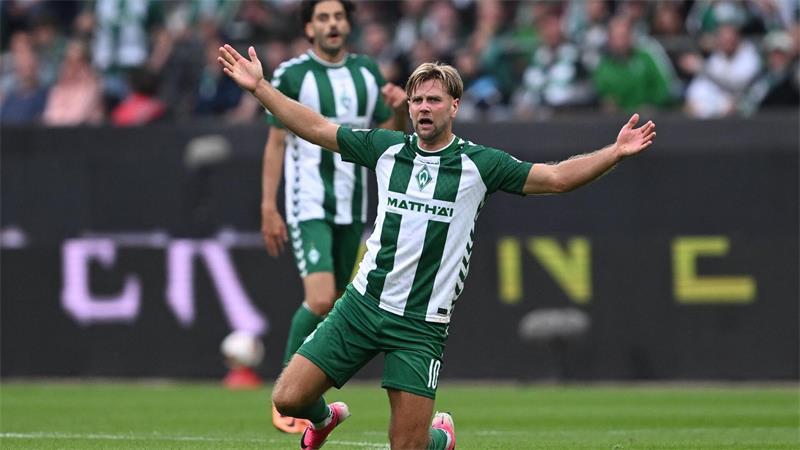 3:2 nach 0:2: Später Werder-Wahnsinn Schon wieder getroffen: Werders Stürmer Niclas Füllkrug im Spiel gegen den FC Augsburg.