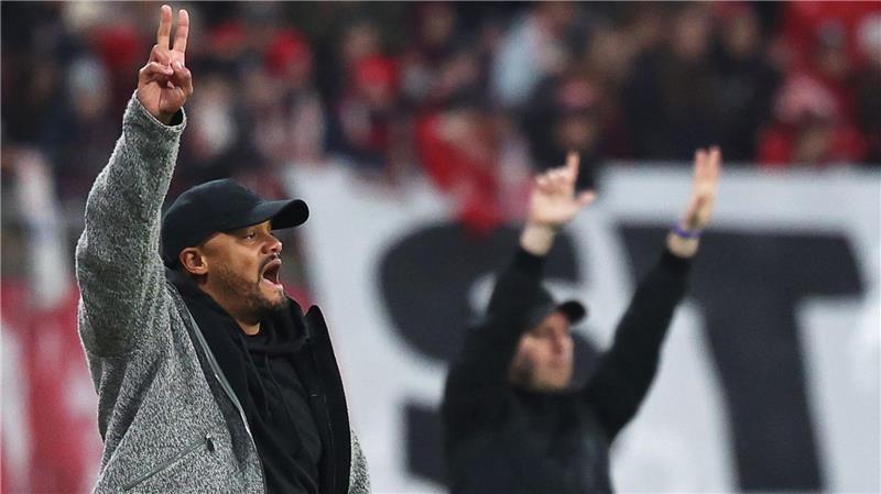 Schon zum dritten Mal in dieser Saison treffen die Trainer Vincent Kompany (l) und Ole Werner am Spielfeldrand aufeinander. (Archivbild)