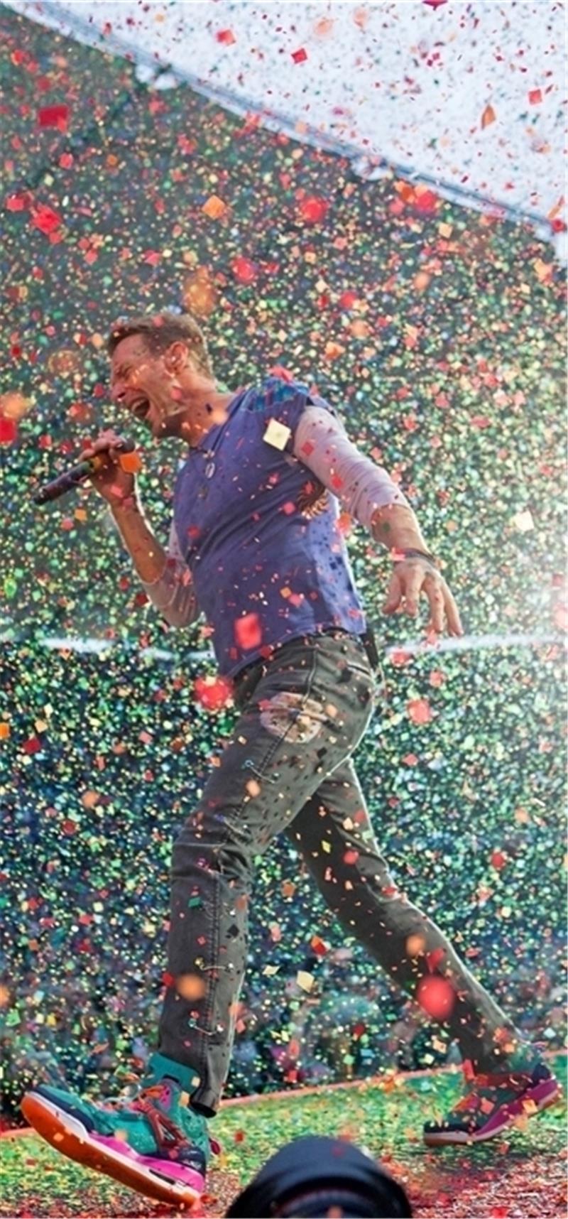 Schon zum dritten Song lässt Coldplay es im Volksparkstadion bunte Papierschnipsel regnen. Fotos Schiffler