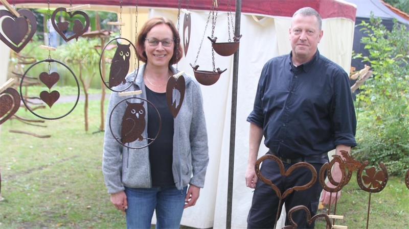 Dorfladen, Höfe, Deko: Was Oldendorfs Betriebe zu bieten haben Schon zum vierten Mal sind Birgit und Edgar Zitlau aus Zeven mit ihren selbst gefertigten Kunstwerken aus rostigem Metall auf dem Bauernmarkt in Oldendorf dabei.