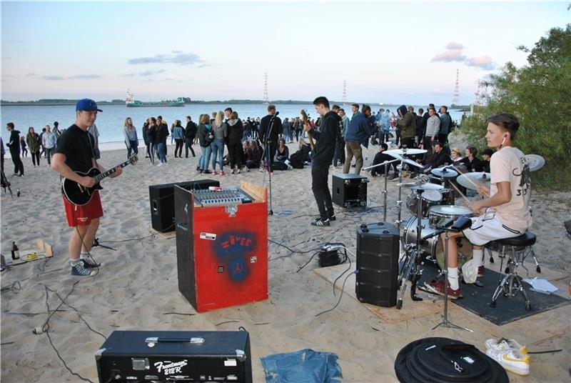 „School’s out“-Party an der Elbe: Die junge Stader Band „Klebeband“ spielt am Bassenflether Strand. Fotos: Lohmann