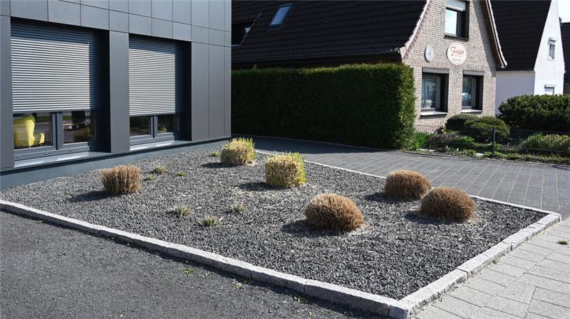 Anwohner verpetzt mehr als 100 angebliche Schottergärten-Besitzer Schottergärten sind pflegeleicht, aber verboten.