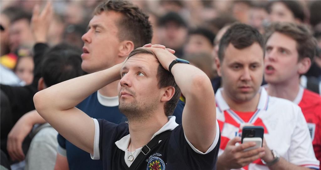 Schottland-Fans stehen enttäuscht während der Live-Übertragung des Eröffnungsspi...