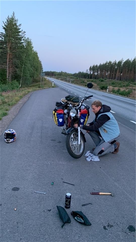 Schrauben mitten im Nirgendwo: Jan Meyer-Oetjen versucht, sein Moped zu reparieren. Fotos: privat