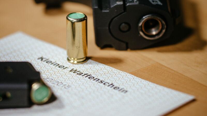Schreckschusswaffen dürfen mit kleinem Waffenschein geführt werden – die Zahl der Erlaubnisse steigt. (Symbolbild)