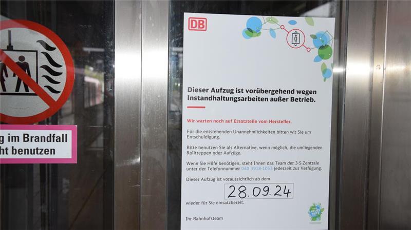 Schreiben an dem Aufzug zu den Bahngleisen 2 und 3 auf dem Bahnhof Buxtehude: Einsatzbereit sollte er voraussichtlich am 28. September sein. Am 4. Oktober war der Lift aber noch nicht fahrbereit.