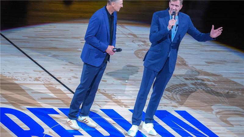 Schrempf (l) und Nowitzki sprachen zum Publikum.
