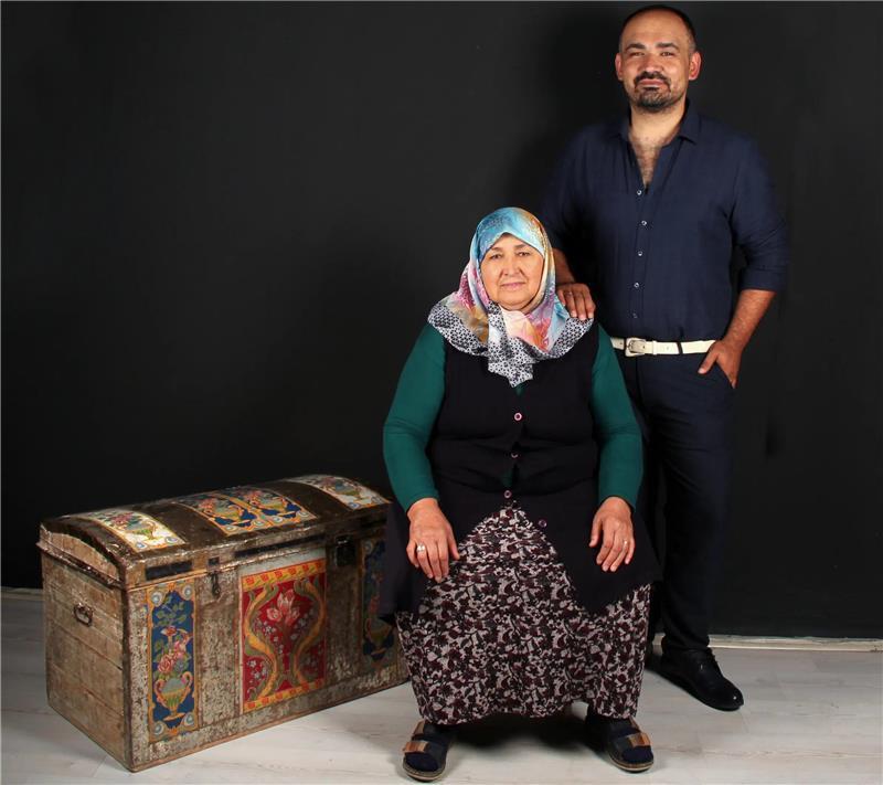 Was diese Geschichte mit Filmregisseur Fatih Akin verbindet Schriftsteller Dinçer Güçyeter mit seiner Mutter Fatma.