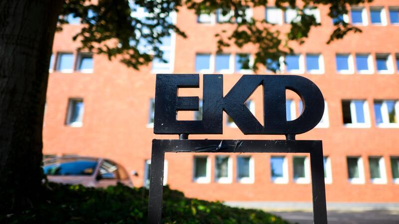 Kurschus will mehr Anstrengungen gegen Antisemitismus Schriftzug am Kirchenamt der Evangelischen Kirche in Deutschland (EKD).