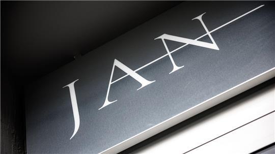 Schriftzug vom Restaurant „Jan“ in München. (Archivbild)