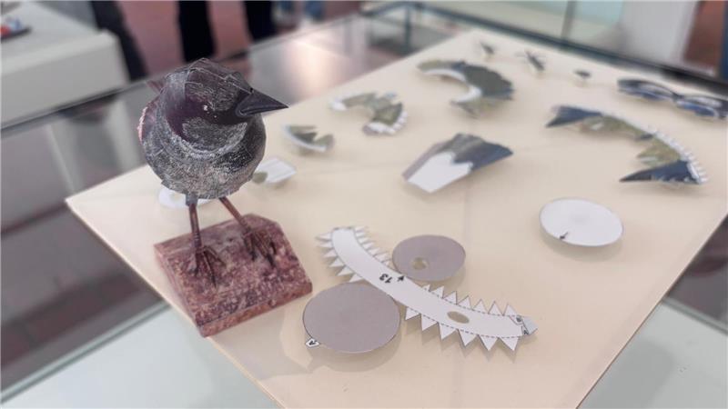 Schritt für Schritt: So entsteht aus einem Bogen ein Papier-Spatz.