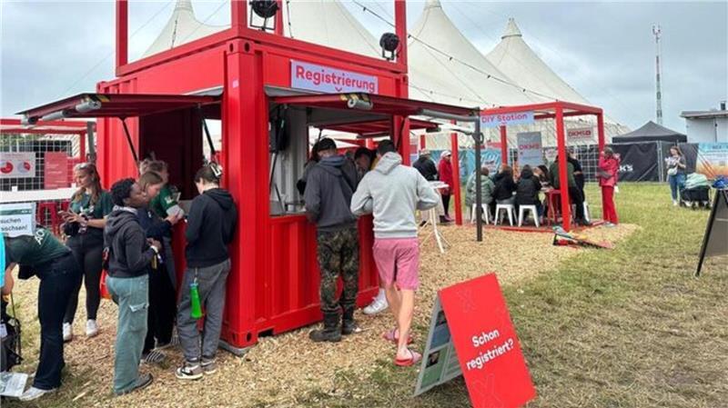 Schritt für Schritt zum Lebensretter - Festivalgäste füllen ihre DKMS-Spenderkits aus.