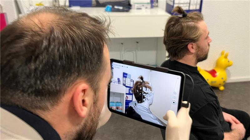 So wird aus D/A-Kapitän Nico von der Reith der Maskenmann Schritt zwei: Walter Wildt (links) scannt den Kopf von Nico von der Reith.