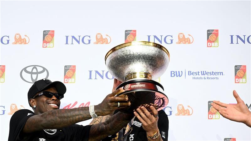 Schröder brachte die Trophäe auf die Bühne.