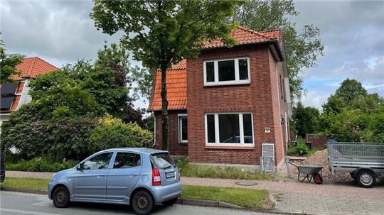 Schrottimmobilie statt Traumhaus. Das Haus in der Bahnhofstraße in Oberndorf macht nur von außen etwas her, innen ist es ein Sanierungsfall.