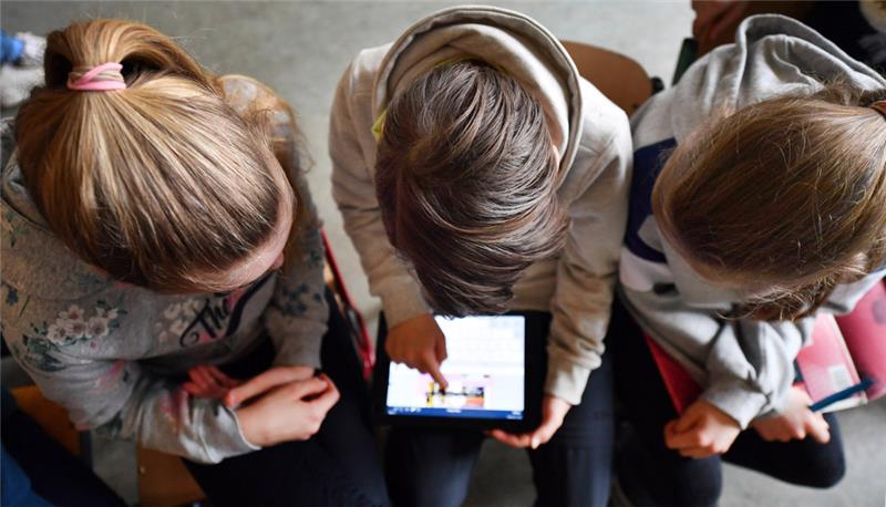 Schüler arbeiten mit einem Tablet. Foto: Martin Schutt/dpa-Zentralbild/dpa