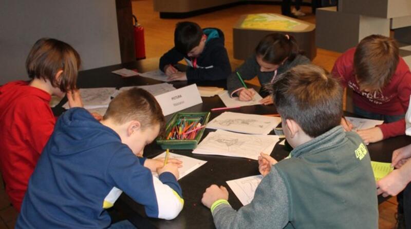 Schüler beim Mitmach-Parcours „Latein entdecken“.