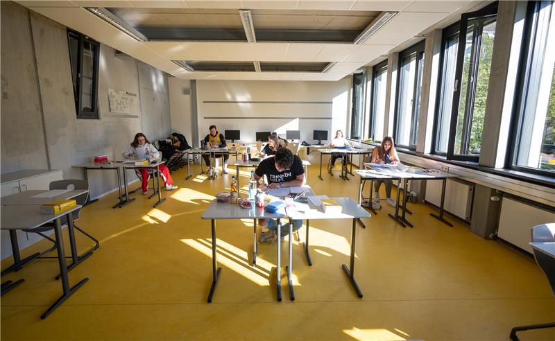 Schüler der 12. Klasse des Gymnasiums Eppendorf sitzen in einem Schulzimmer, und bereiten sich auf die Abiturprüfung im Fach Wirtschaft vor. Foto: Daniel Reinhardt/dpa