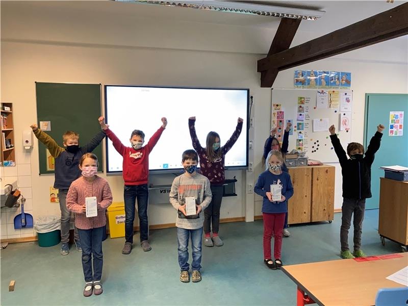 Schüler der Grundschule Bliedersdorf-Nottensdorf freuen sich über die neuen CO 2 -Ampeln. Foto: Schütz