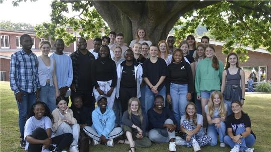 Schüler der IGS Stade mit ihren Gästen aus Simbabwe.